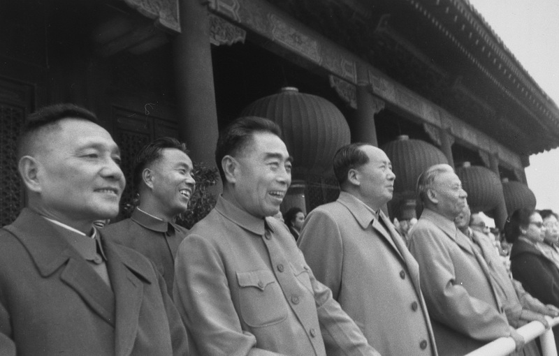 左1为中国改革开放总设计师邓小平（与周恩来、毛泽东、刘少奇）