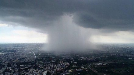 台南市关庙区夏天对流旺盛时的“雨瀑”景象